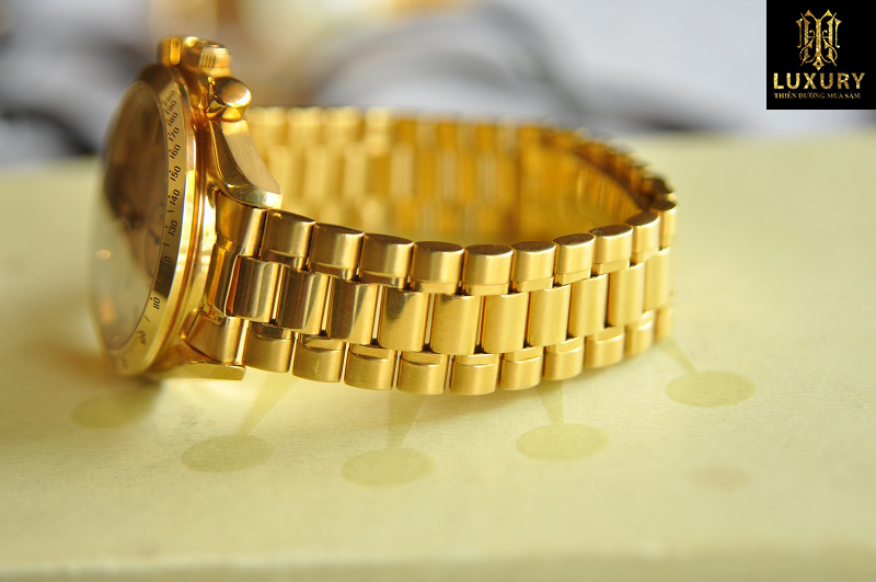 Đồng hồ vàng 18K nguyên khối có làm bằng vàng thật không?