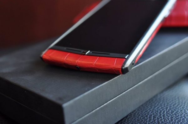Điện thoại Vertu Signature Touch Red Alligator cảm ứng