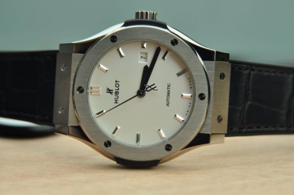 Đồng hồ Hublot Classic Fusion Titanium 42mm mới 100% mặt trắng