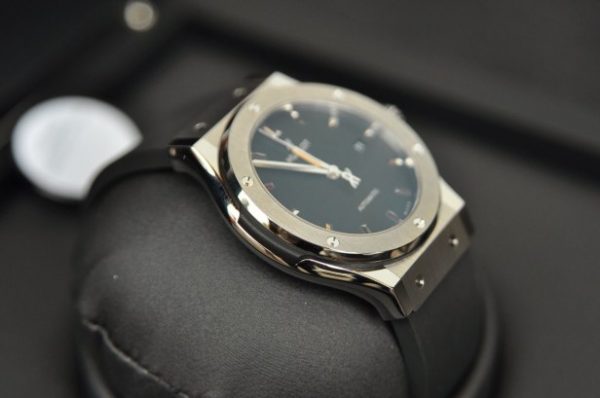 Đồng hồ Hublot Classic Fusion Titanium 42mm mới 100% mặt đen