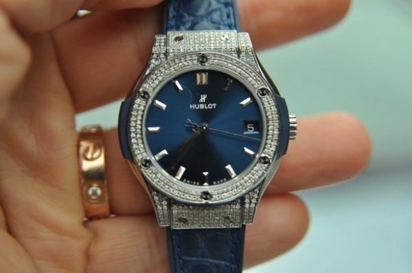 Đồng hồ Hublot nữ Classic Fusion Titanium Diamond Quartz mặt xanh